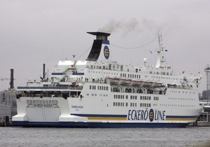 В Балтийском море паром с сотнями пассажиров на борту освобожден из ледяного плена
