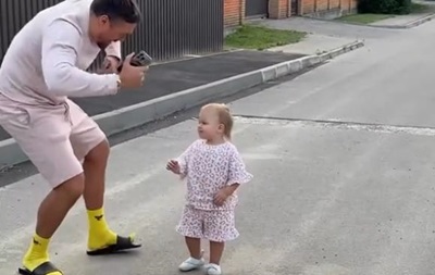 Усик растрогал танцами с годовалой дочкой