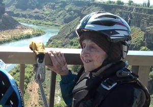 Новости США: Жительница США отметила 102-й день рождения прыжком с парашютом