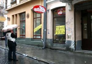 Во Львове предприниматели вывесили на магазинах надпись Полный песец. В городах Украины прошли акции протеста