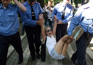 Милиция задержала обнажившихся возле Рады активисток FEMEN