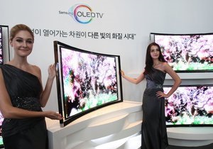 Samsung выпускает изогнутый 3D-телевизор