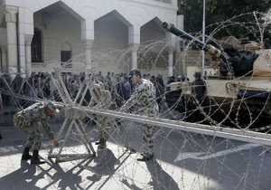 У президентского дворца в Египте за разгон протестующих взялась армия