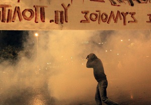 В Афинах в ходе стотысячной демонстрации задержаны более 100 человек