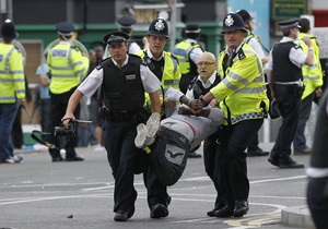 В Англии за сутки арестовали более 400 участников беспорядков