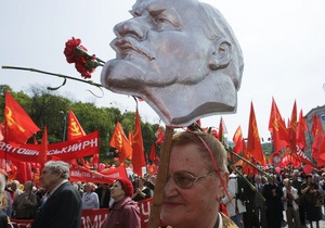 2,5 тысячи сторонников левых партий прошли в центре Киева со знаменем Победы