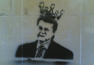 В Донецке на стенах домов появились изображения Януковича в короне