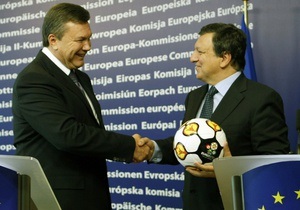 Янукович подарил Баррозу мяч