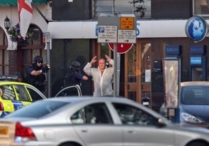 В Лондоне злоумышленник взял в заложники нескольких клиентов банка