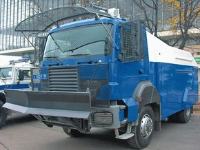 Российский ОМОН представил  неубиваемый  автомобиль для разгона толпы