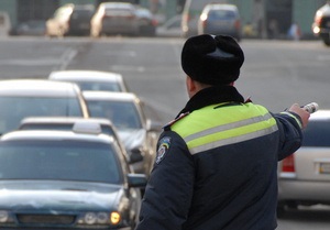 Во Львове автомобиль провалился в яму в центре города