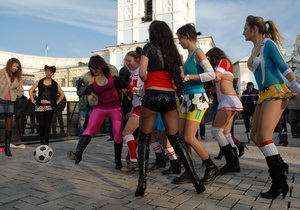 Активистки FEMEN сыграли в футбол с командой  проституток  в центре Киева