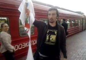 На вокзале в Москве православные активисты сорвали со сторонника Pussy Riot футболку