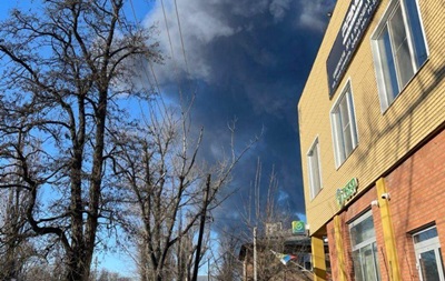 Новошахтинський НПЗ загорівся після  10 вибухів 