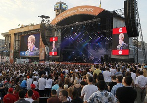 На концерт Элтона Джона и Queen на Майдане пришли более 100 тысяч человек