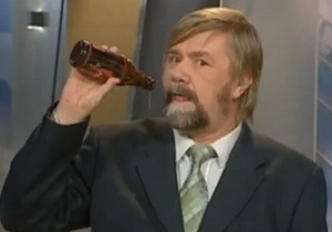 В Финляндии уволили телеведущего, сделавшего глоток пива в прямом эфире