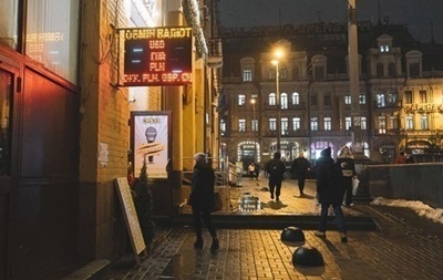 Доллар и евро отступили от исторических максимумов