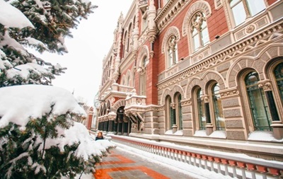 НБУ увеличил продаж долларов из-за обвала гривны