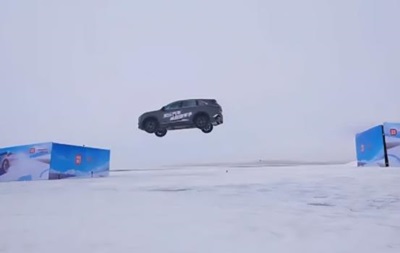Китайский автомобиль установил рекорд по самому длинному прыжку с ледяного 