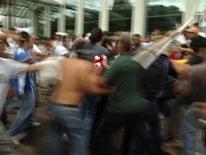 В Гондурасе противники свержения Селайи вышли на баррикады. В стране введен комендантский час