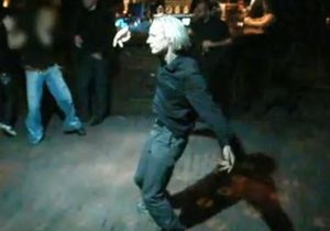 В Сети появилось видео с Ассанжем, танцующим в ночном клубе Рейкьявика