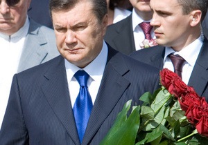 Янукович возложил цветы к памятникам Тарасу Шевченко и Михаилу Грушевскому