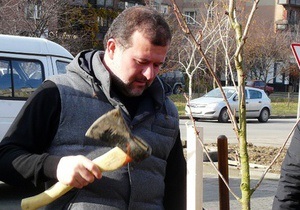 В Ужгороде Балога посадил 60 сакур