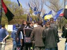 В Луганске активисты Свободы забросали яйцами регионалов