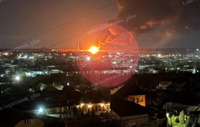 У оккупантов горит нефтебаза и подстанция