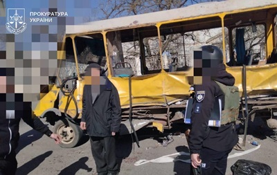 В Херсоне дрон атаковал маршрутку, 20 раненых