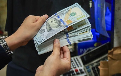 Доллар в Украине в шаге от психологической отметки