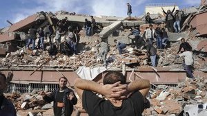 Мощное землетрясение в Турции: разрушено 50 домов