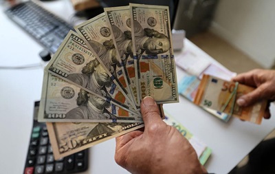 Доллар и евро подешевели в обменниках