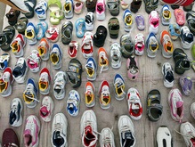 В магазинах Британии появились раздвижные детские ботинки