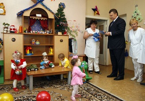 Янукович из собственных денег пожертвовал сиротам 120 тысяч гривен