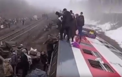 В России перевернулся пассажирский поезд