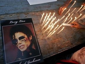 По меньшей мере 12 фанатов Майкла Джексона покончили с собой