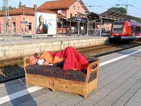 Пьяного немца прямо на диване отправили поездом в Мюнхен