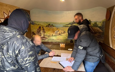 Чиновника Укрзализныци поймали на $100 тыс. взятки