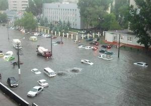 Улицы Одессы затопил ливень, а в Донецке прошел град размером с горох