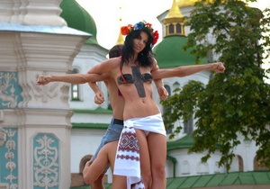 Фотогалерея: Распятие по версии FEMEN. Акция к визиту Кирилла