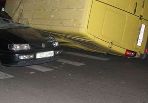 В Киеве произошло ДТП с участием маршрутки и двух автомобилей