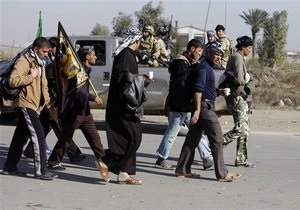 При взрыве в Ираке погибли 28 паломников