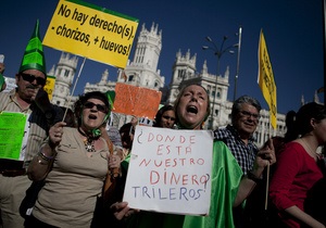 DW: Испанцев в кризис спасает семья