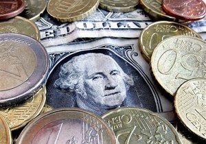 Межбанк: гривна держит курс к доллару, дешевеет к евро