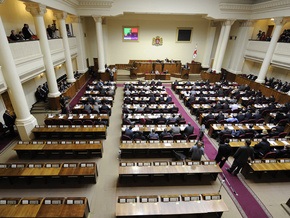 Парламент Грузии возобновил работу, несмотря на протесты оппозиции