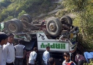 В Индии автобус со студентами упал в реку: 26 погибших