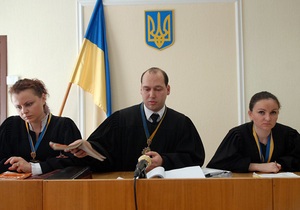 Судьи по делу Луценко стоя слушали гимн во время воспроизведения видеозаписи Дня милиции 2008-2009