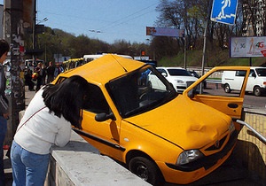 В Киеве Dacia въехала в пешеходный переход и сбила девушку