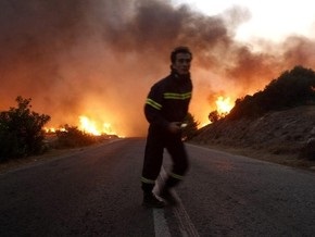 Лесные пожары вокруг Афин распространились на десятки километров